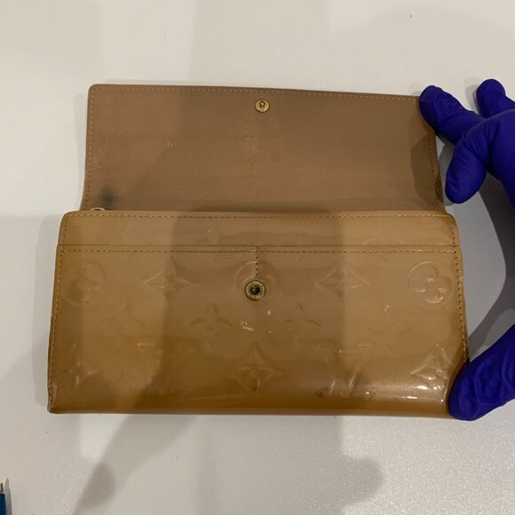 Louis Vuitton Beige Vernis Sara Wallet (used, some peeling) - Picture 7 of 16